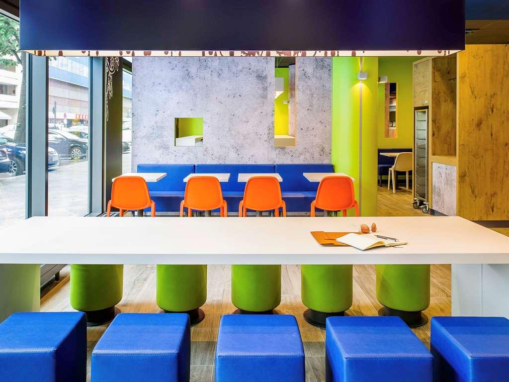 Ibis Budget Lyon Est Бено Ресторант снимка